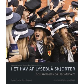 I et hav af lysebl skjorter Kostskoleelev p Herlufsholm