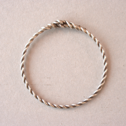 Fyrkat armring i slv (snoet)