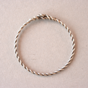 Fyrkat armring i slv (snoet)