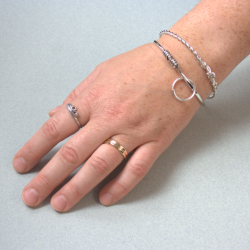 Fyrkat armring i slv (snoet)