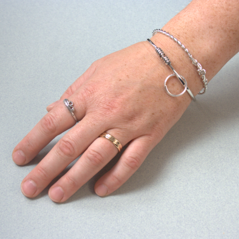 Fyrkat armring i slv (snoet)