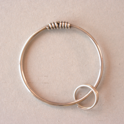 Fyrkat armring i slv (med snegl)