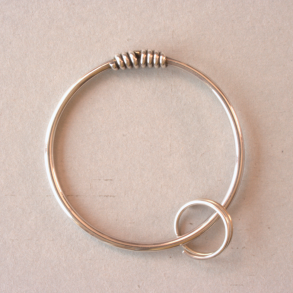 Fyrkat armring i slv (med snegl)